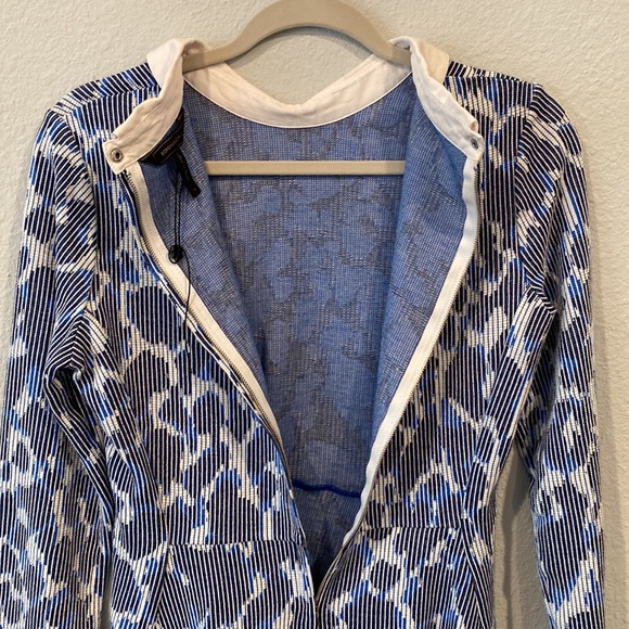 BCBG Maxazria Cheetah Collared Peplum Blouse Blue Fitted Top long sleeve size m - Picture 6 of 7